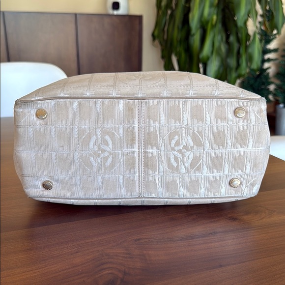 CHANEL New Travel Line Beige Nylon Tote Bag - Picture 4 of 16